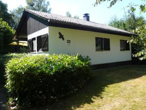 uma pequena casa branca com um telhado preto em Bon Air em Thalfang