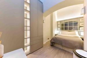 een slaapkamer met een bed en een grote kast bij Luxury Modern Apartment in Londen