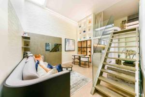 een woonkamer met een bed en een trap bij Luxury Modern Apartment in Londen