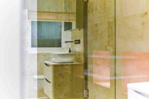 een badkamer met een wastafel en een douche bij Luxury Modern Apartment in Londen