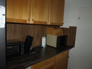 a kitchen counter with a microwave and a black cat statue at Ferienwohnung Ebbe in Attendorn