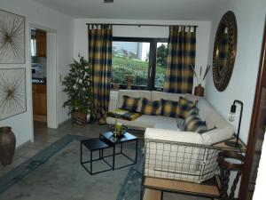 ein Wohnzimmer mit einem Sofa und einem Tisch in der Unterkunft Ferienwohnung Ebbe in Attendorn