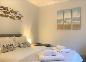 Un dormitorio con una cama con dos toallas encima. en Beach Apartment - Seafront Apartment, en Filey