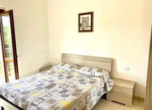 - une chambre avec un lit et une couverture dans l'établissement TORTORETO LIDO - Vista Mare-appartamento a mt100 dal mare, à Tortoreto Lido