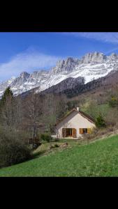 een huis voor een met sneeuw bedekte berg bij Le Cerf d'Argent in Saint-Andéol
