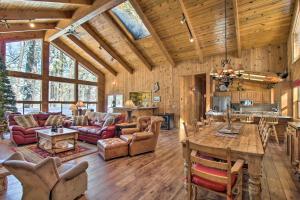 Fotografie z fotogalerie ubytování Pinetop Cabin with Private Patio on Eighth Green! v destinaci Indian Pine