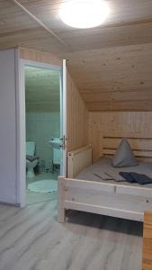 een slaapkamer met een bed en een badkamer met een wastafel bij Любе in Yablunytsia