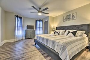 a bedroom with a bed and a ceiling fan at Niagara Falls Townhome Near Wineries! in Niagara Falls