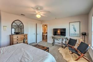 - une chambre avec un lit, des chaises et une télévision dans l'établissement Riverfront Condo - Walk to Downtown Dining!, à Darien