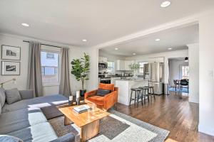 een woonkamer met een bank en een tafel bij Sleek and Sunny Decatur Home Near Dtwn Atlanta! in Decatur