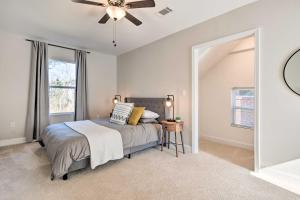1 dormitorio con 1 cama y ventilador de techo en Sleek and Sunny Decatur Home Near Dtwn Atlanta!, en Decatur