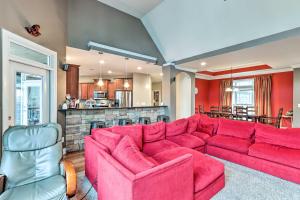 sala de estar con sofá rojo y cocina en Waleska House with Floating Dock and Lake Access, en Waleska