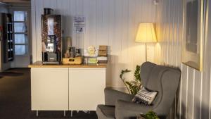 uma sala de estar com uma cadeira e um balcão em Austbø Hotell em Rauland