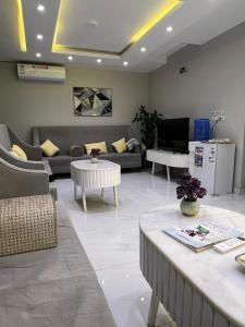 salon z kanapami i stołami w obiekcie Hotel Rest w mieście Abū Qa‘ar