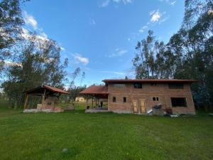 una casa en un campo con un patio de hierba en Casa de campo rústica en Cuenca, en Cuenca