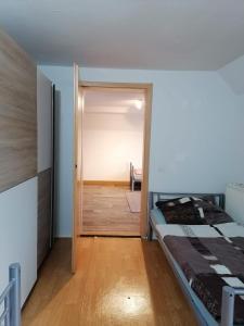 um quarto com uma cama e uma porta que leva a um quarto em Naab-Wohn em Nabburg