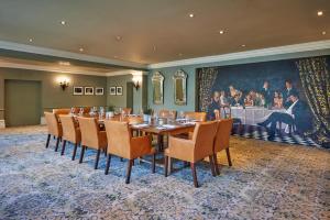 jadalnia z długim stołem i krzesłami w obiekcie Hotel du Vin & Bistro Harrogate w mieście Harrogate