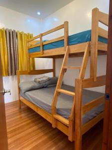 1 Schlafzimmer mit 2 Etagenbetten in einem Zimmer in der Unterkunft Lucas Transient House in Looc