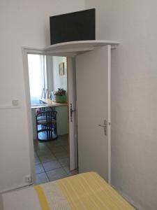 a room with a bed and a door with a speaker at Nid douillet in Vals-les-Bains