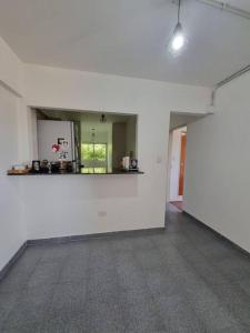 una habitación vacía con una pared blanca y un pasillo en Mitre 1400 Apartamentos en Monte Grande