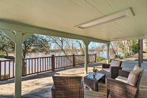 una veranda con sedie e un tavolo su una terrazza di Stunning Nicolaus Getaway on Feather River! a Nicolaus