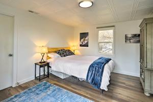 Un dormitorio con una cama grande y una ventana en Modern Utah Home with Private Hot Tub, en South Salt Lake