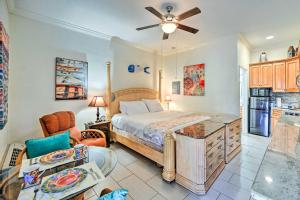 Naples Studio Near Everglades with Marina! في نيبلس: غرفة نوم مع سرير وغرفة معيشة