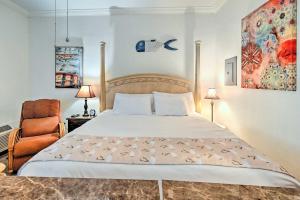 1 dormitorio con 1 cama grande y 1 silla en Naples Studio Near Everglades with Marina! en Naples