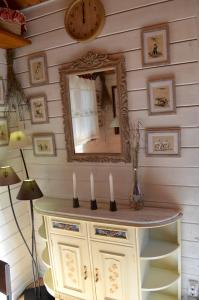een spiegel aan een muur met een tafel met kaarsen bij The Fool & The Princess Wooden House 2 in Valencia