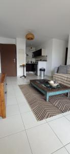 a living room with a couch and a table at T2 Saint-Denis -Jardin de l'Etat in Saint-Denis