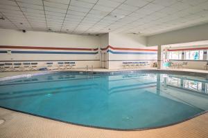 Hồ bơi trong/gần Hot Tub and Deck Pet-Friendly Poconos Getaway!