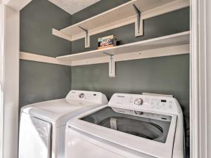 uma máquina de lavar e secar roupa numa lavandaria com prateleiras em Massanutten Resort Cabin Walk to Amenities em McGaheysville