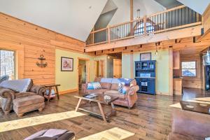 sala de estar con sofás y mesa en Norris Lake Vacation Rental with Boat Slip, en New Tazewell