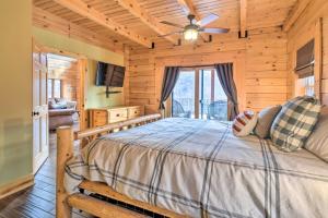 Norris Lake Vacation Rental with Boat Slip في New Tazewell: غرفة نوم مع سرير في كابينة خشب