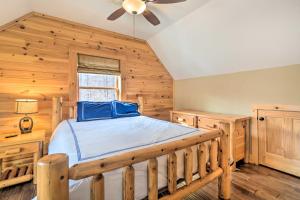 Norris Lake Vacation Rental with Boat Slip في New Tazewell: غرفة نوم كابينة خشب بها سرير ومروحة سقف