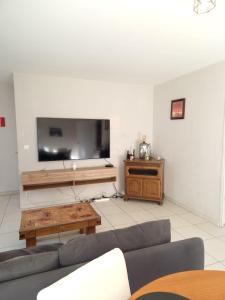 ein Wohnzimmer mit einem Sofa und einem großen Flachbild-TV in der Unterkunft Comfortable accommodation for 4 people in Toulon