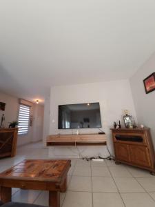 ein Wohnzimmer mit einem großen Flachbild-TV an der Wand in der Unterkunft Comfortable accommodation for 4 people in Toulon