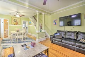 Zona d'estar a Allenhurst Abode with Porch and Central Location!