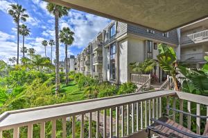 un balcón de un edificio en condominio con palmeras en Deja Blue Beachfront Condo with Resort Pools!, en Oceanside