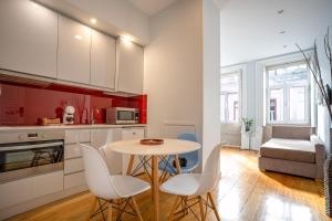 uma cozinha com mesa e cadeiras num quarto em Oporto Trendy Apartments no Porto