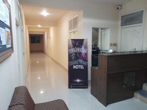 un vestíbulo con una señal en el medio de un edificio en Canal view hotel, en Faisalabad