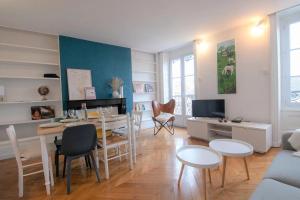 un salon avec une table et une salle à manger dans l'établissement La Place Gourmande, à Mâcon