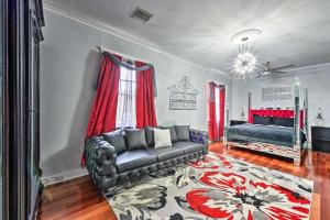 een woonkamer met een bank en een bed bij Glam New Orleans Vacation Rental with Deck! in New Orleans