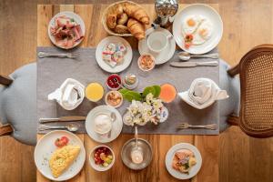 une table garnie de assiettes de nourriture et de pâtisseries dans l'établissement Le Mirabeau Resort & Spa, à Zermatt