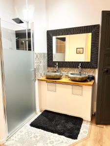 bagno con 2 lavandini e doccia di SalutBB Chambre d'hote a Carcassonne
