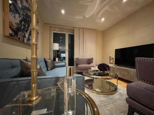 een woonkamer met een bank en een tafel bij Stunning Westminster Apartment in Londen