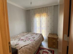 a small bedroom with a bed and a window at Doğa ile baş başa kalabileceğiniz, sakin kırevi in Rize