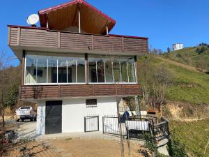 una casa al lado de una colina en Doğa ile baş başa kalabileceğiniz, sakin kırevi, en Rize