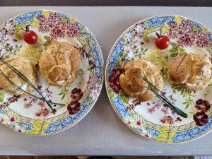 deux assiettes de nourriture assises sur une table dans l'établissement Maison Vérosia, à Saint-Loup-de Naud