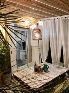 Le Nid Cosy في بوردو: طاولة طعام عليها مصباح وزهور
